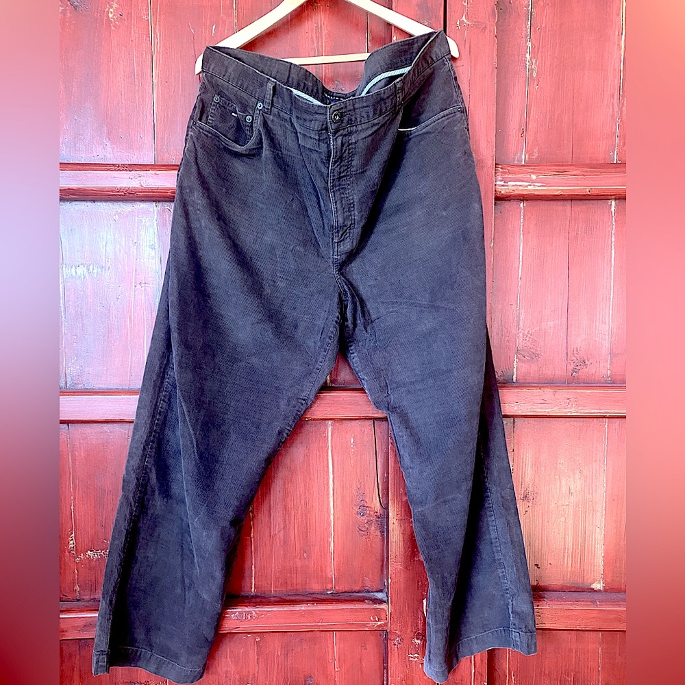 Chocolate brown Tommy Hilfiger corduroy Pants. Size 40/30